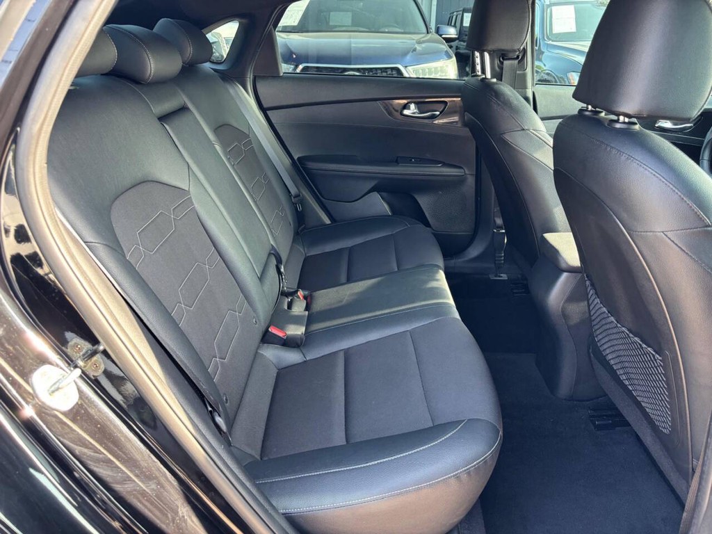 Kia Forte Vehicle Full-screen Gallery Image 15