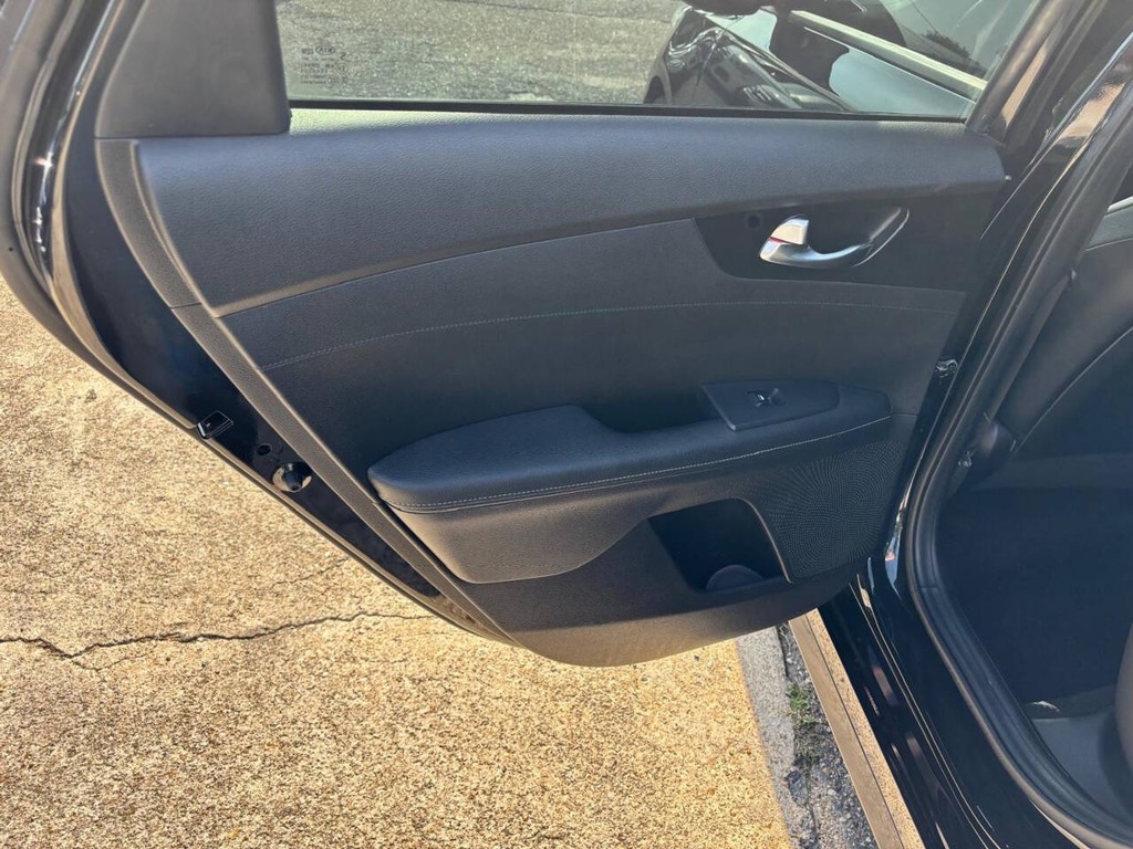 Kia Forte Vehicle Full-screen Gallery Image 16