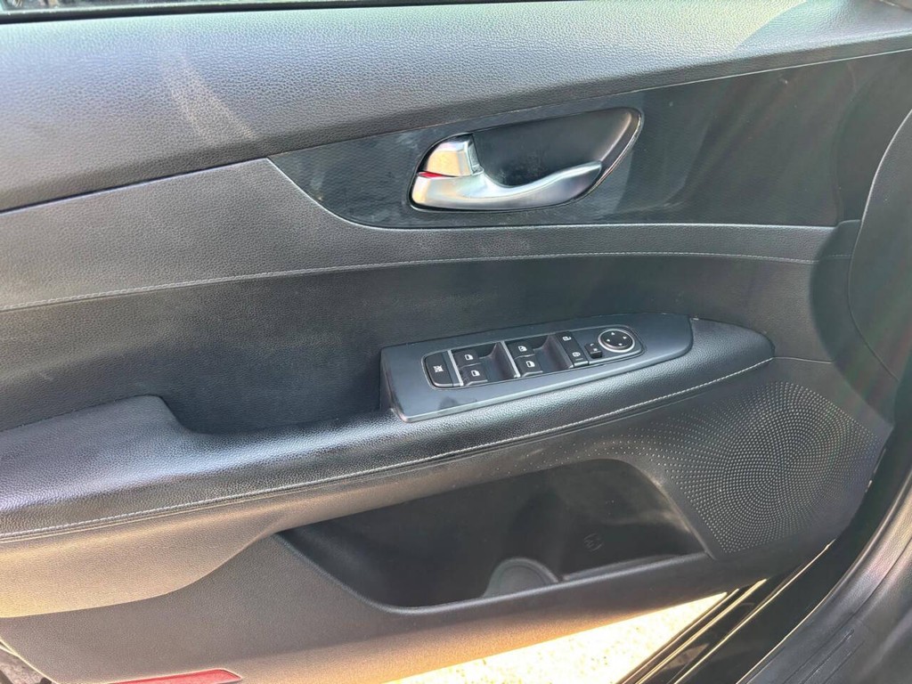Kia Forte Vehicle Full-screen Gallery Image 26