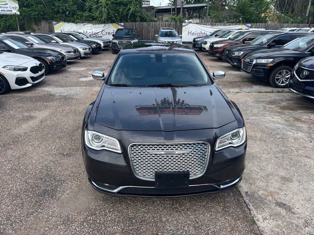 Chrysler 300 Vehicle Full-screen Gallery Image 02
