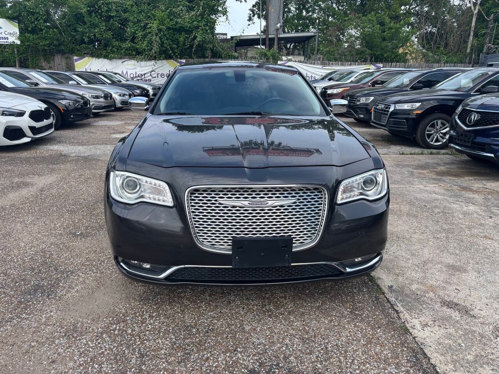 Chrysler 300 Vehicle Full-screen Gallery Image 03