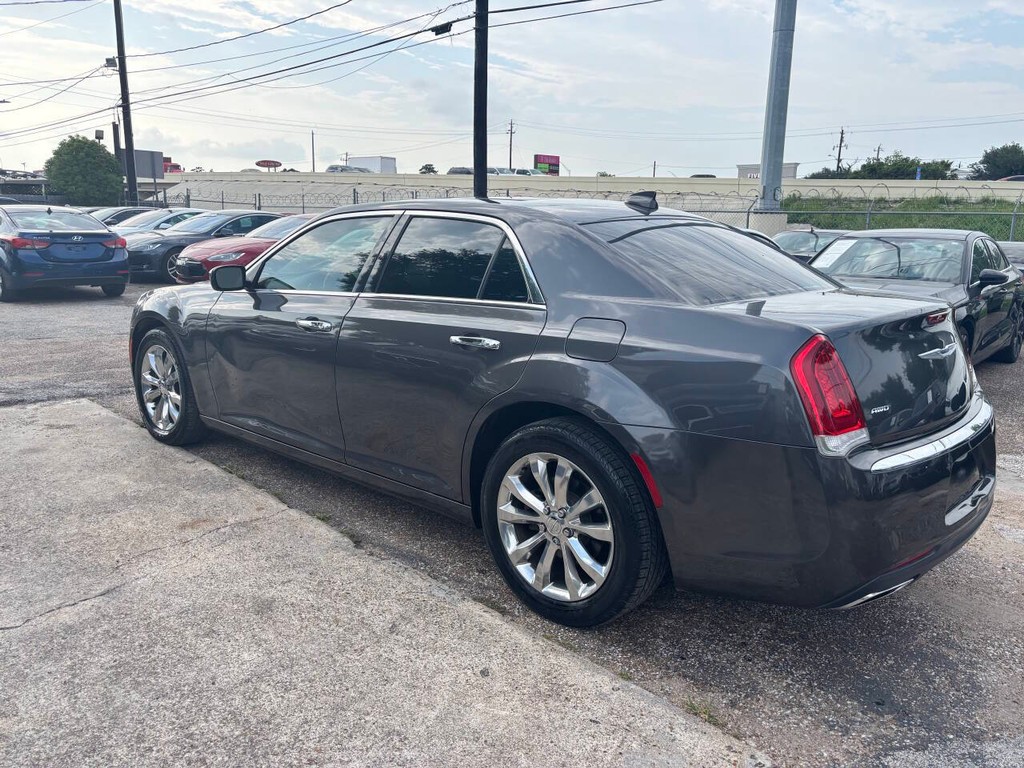 Chrysler 300 Vehicle Full-screen Gallery Image 05