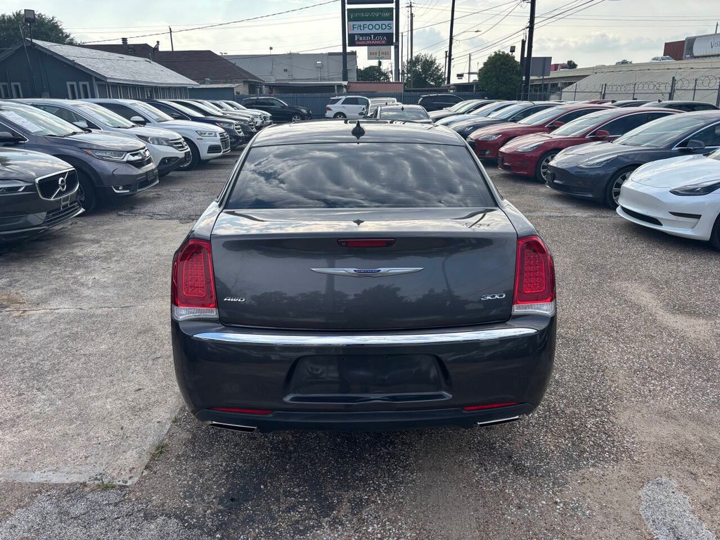 Chrysler 300 Vehicle Full-screen Gallery Image 06