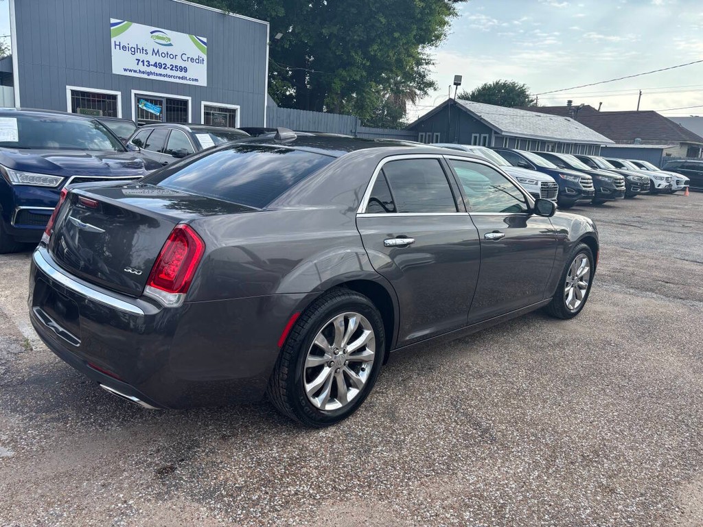 Chrysler 300 Vehicle Full-screen Gallery Image 07