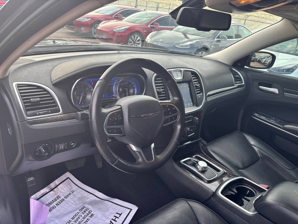 Chrysler 300 Vehicle Full-screen Gallery Image 08