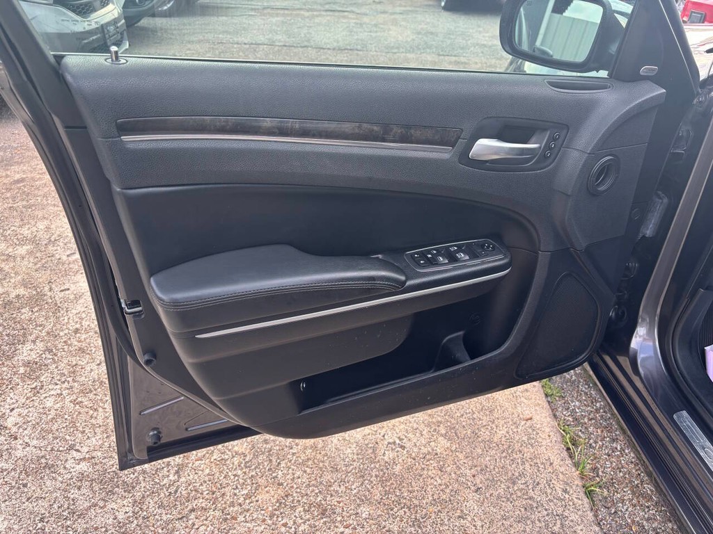 Chrysler 300 Vehicle Full-screen Gallery Image 10