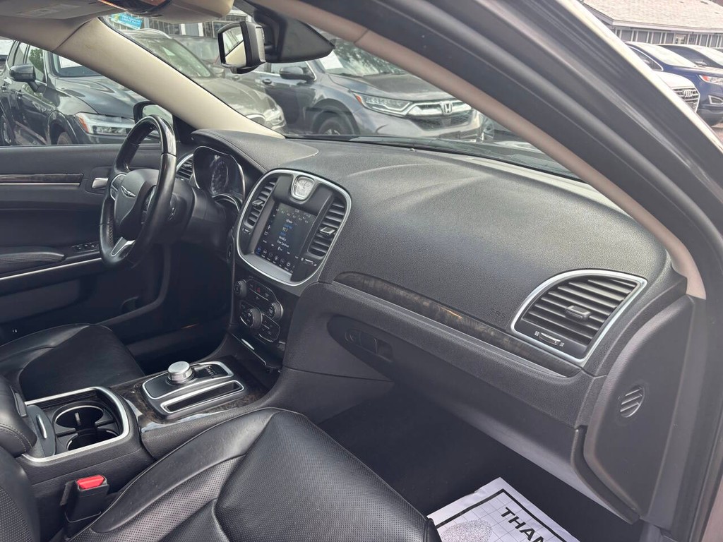 Chrysler 300 Vehicle Full-screen Gallery Image 11