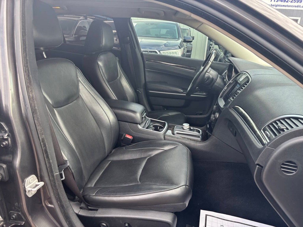 Chrysler 300 Vehicle Full-screen Gallery Image 12