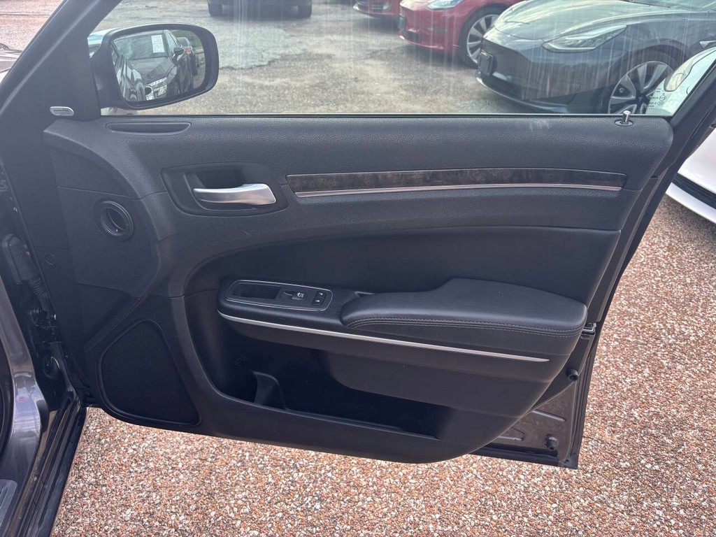 Chrysler 300 Vehicle Full-screen Gallery Image 13