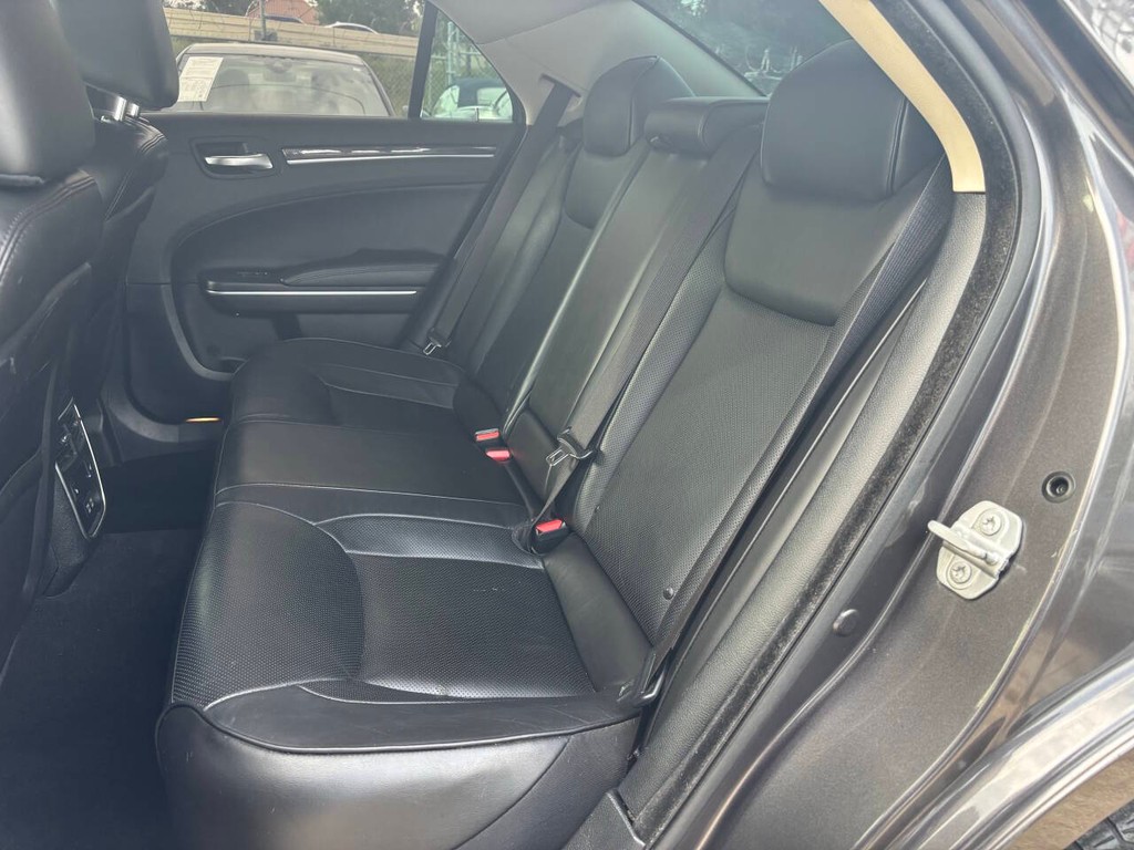 Chrysler 300 Vehicle Full-screen Gallery Image 14