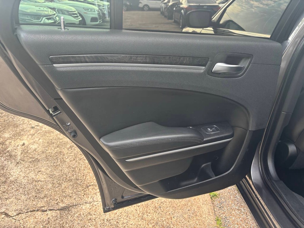 Chrysler 300 Vehicle Full-screen Gallery Image 15