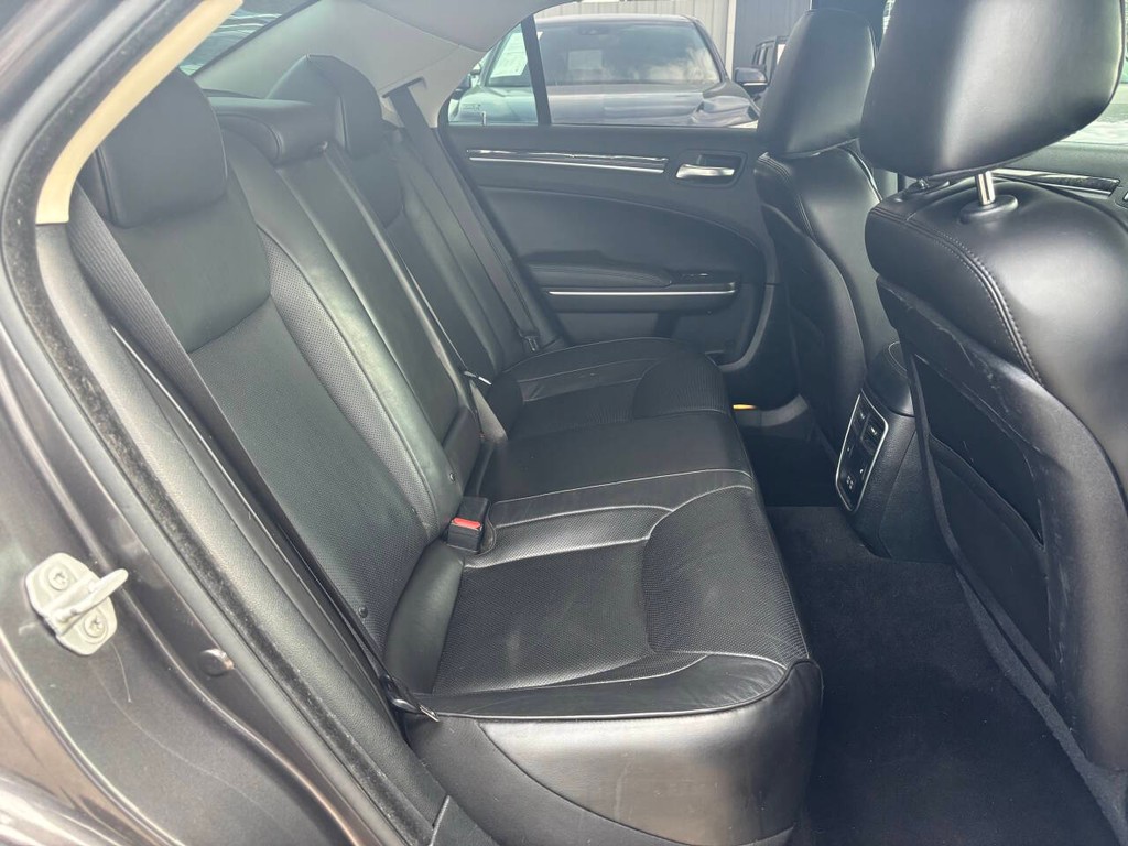 Chrysler 300 Vehicle Full-screen Gallery Image 16