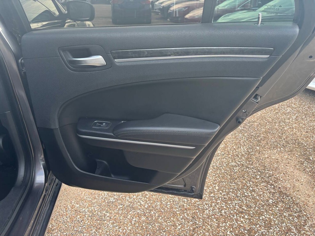 Chrysler 300 Vehicle Full-screen Gallery Image 17