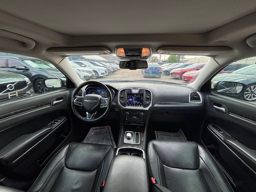 Chrysler 300 Vehicle Full-screen Gallery Image 18