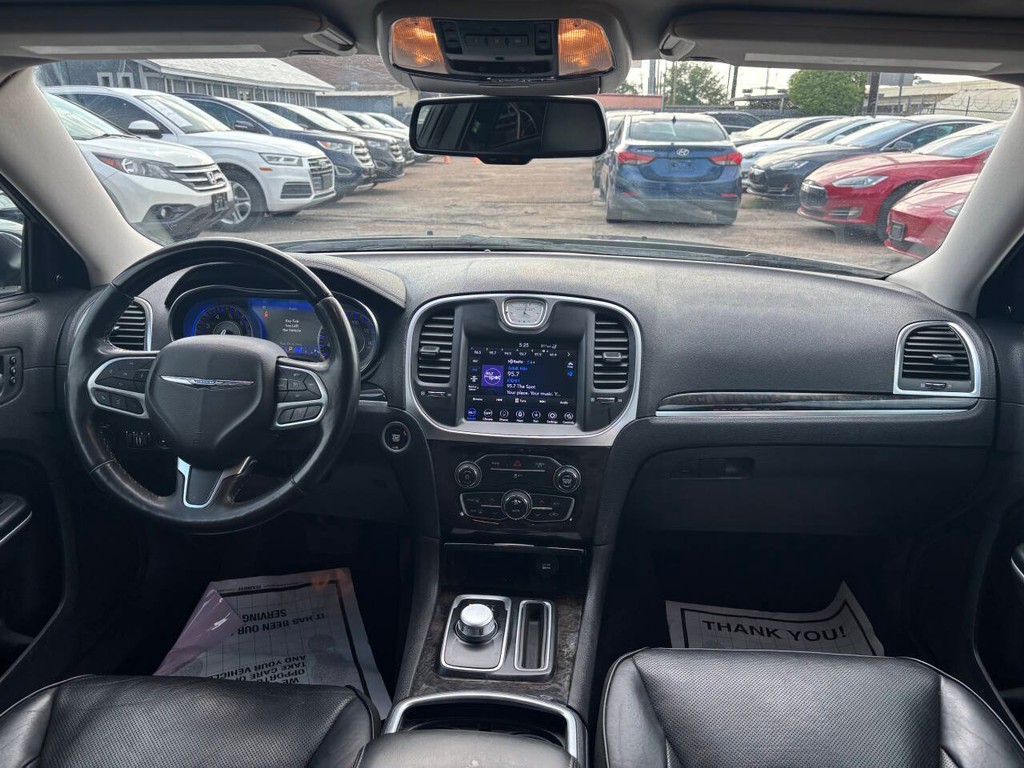 Chrysler 300 Vehicle Full-screen Gallery Image 19