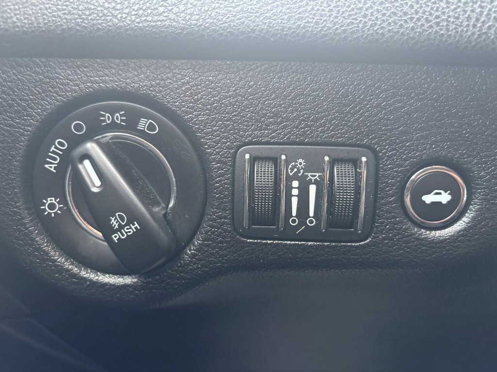 Chrysler 300 Vehicle Full-screen Gallery Image 21
