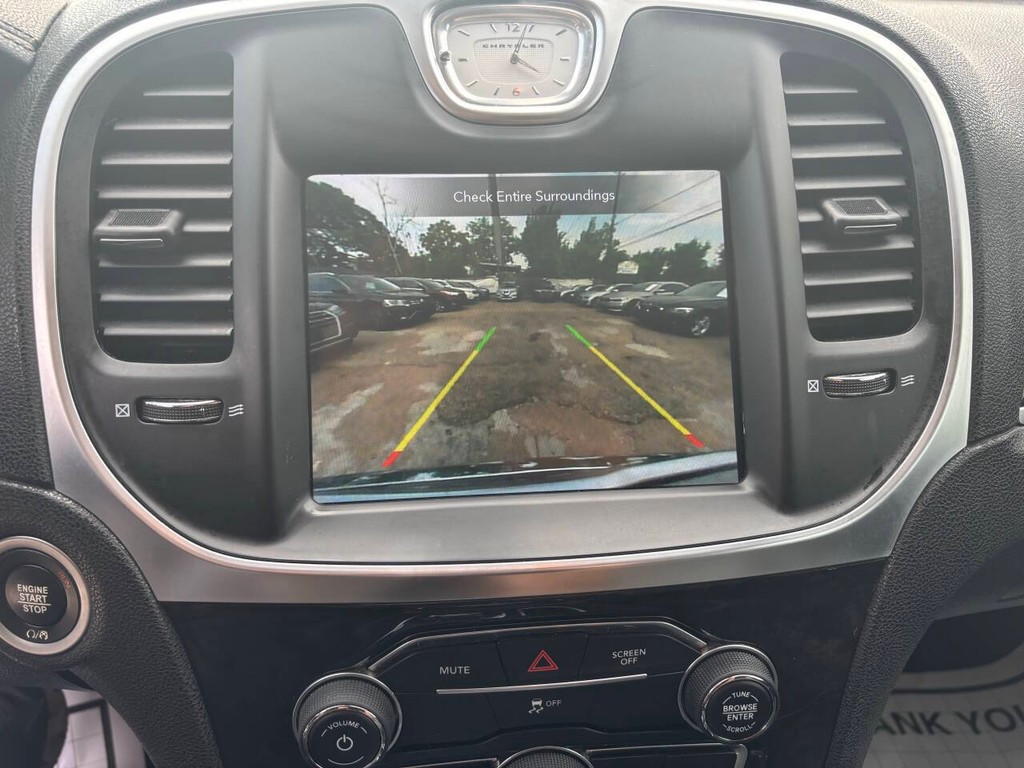Chrysler 300 Vehicle Full-screen Gallery Image 22