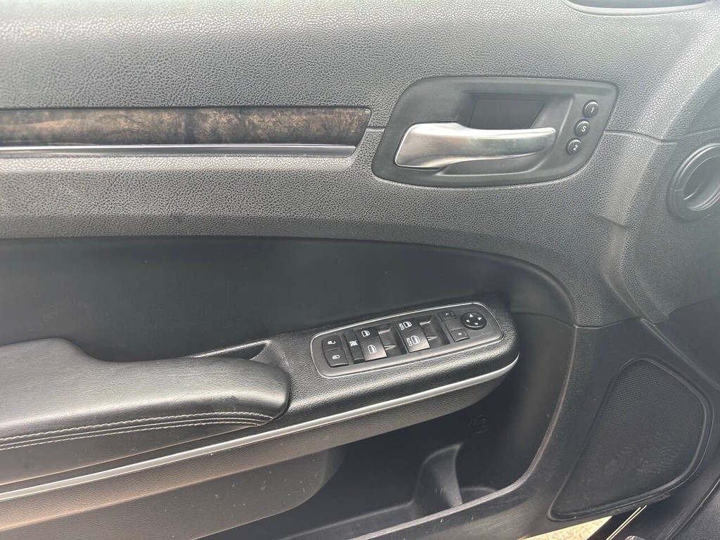 Chrysler 300 Vehicle Full-screen Gallery Image 23