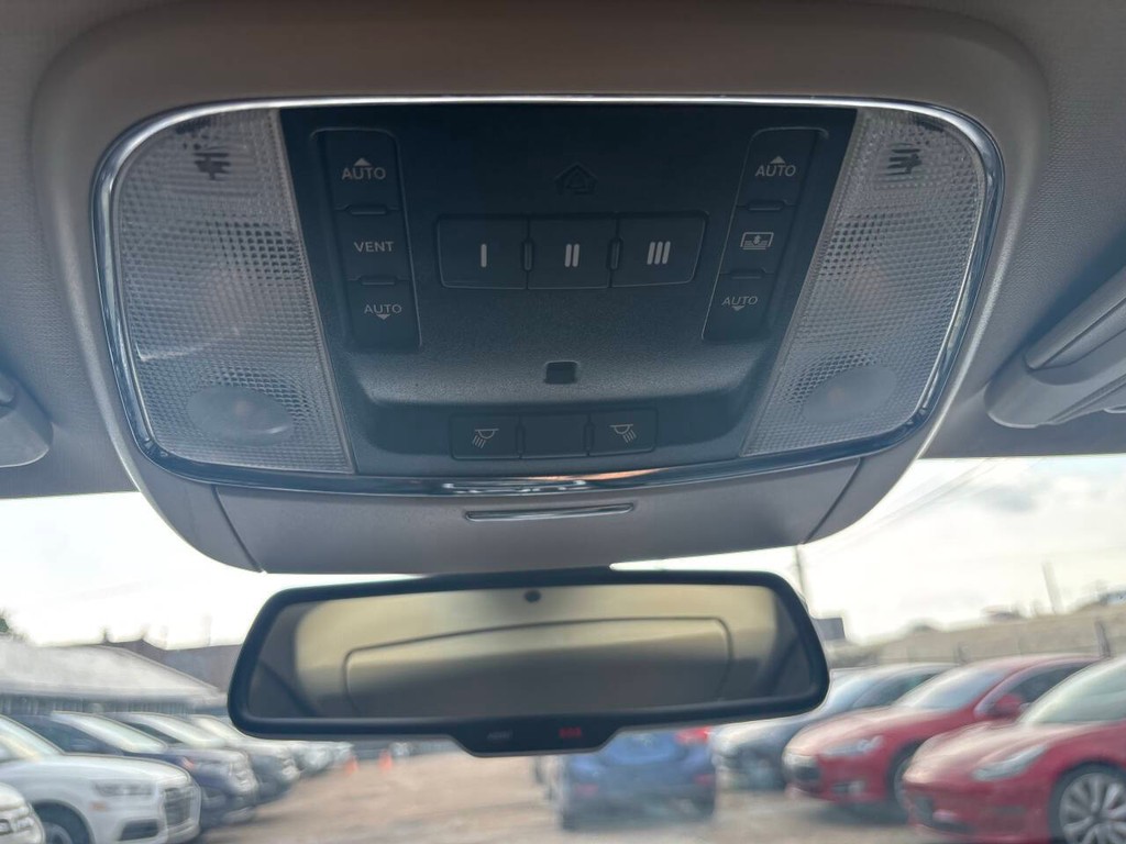 Chrysler 300 Vehicle Full-screen Gallery Image 25