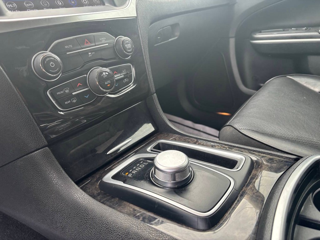 Chrysler 300 Vehicle Full-screen Gallery Image 27