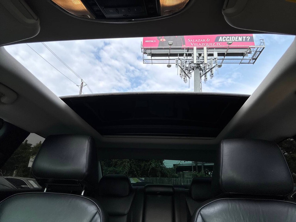 Chrysler 300 Vehicle Full-screen Gallery Image 28