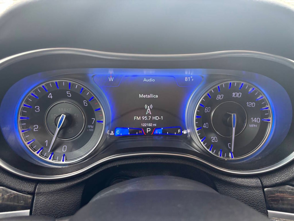 Chrysler 300 Vehicle Full-screen Gallery Image 32