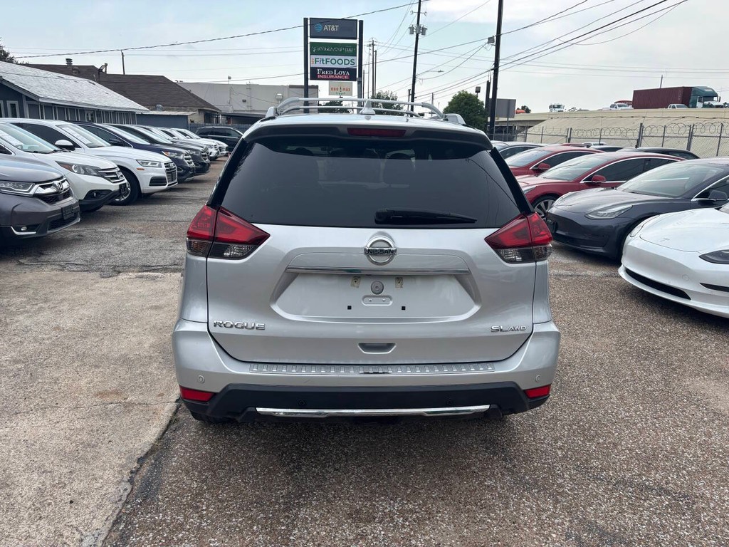 Nissan Rogue Vehicle Full-screen Gallery Image 06