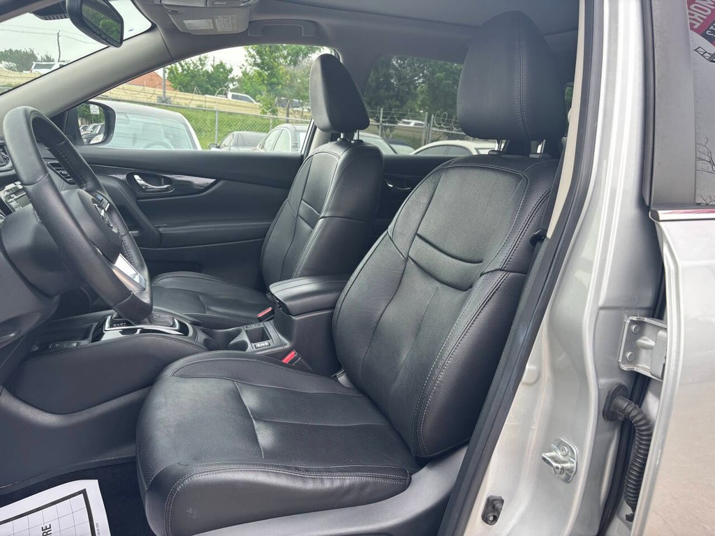 Nissan Rogue Vehicle Full-screen Gallery Image 09