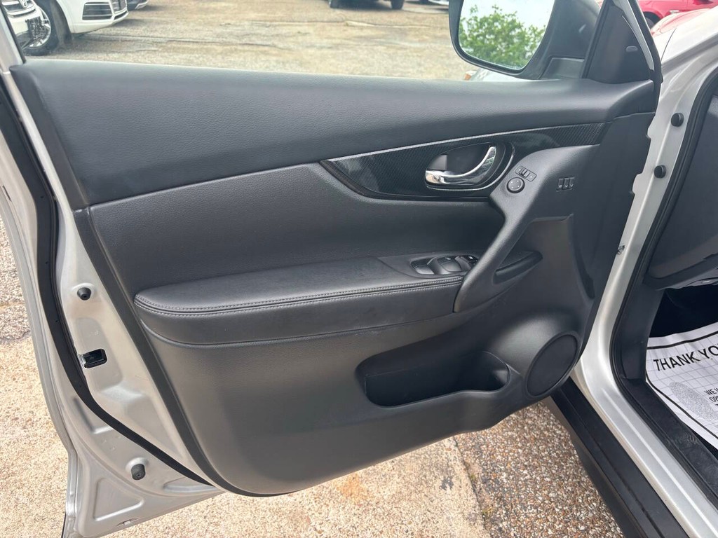 Nissan Rogue Vehicle Full-screen Gallery Image 10