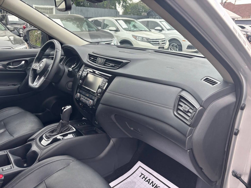 Nissan Rogue Vehicle Full-screen Gallery Image 11