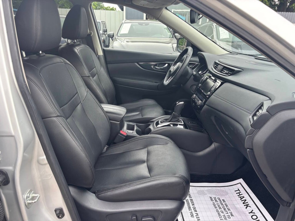 Nissan Rogue Vehicle Full-screen Gallery Image 12