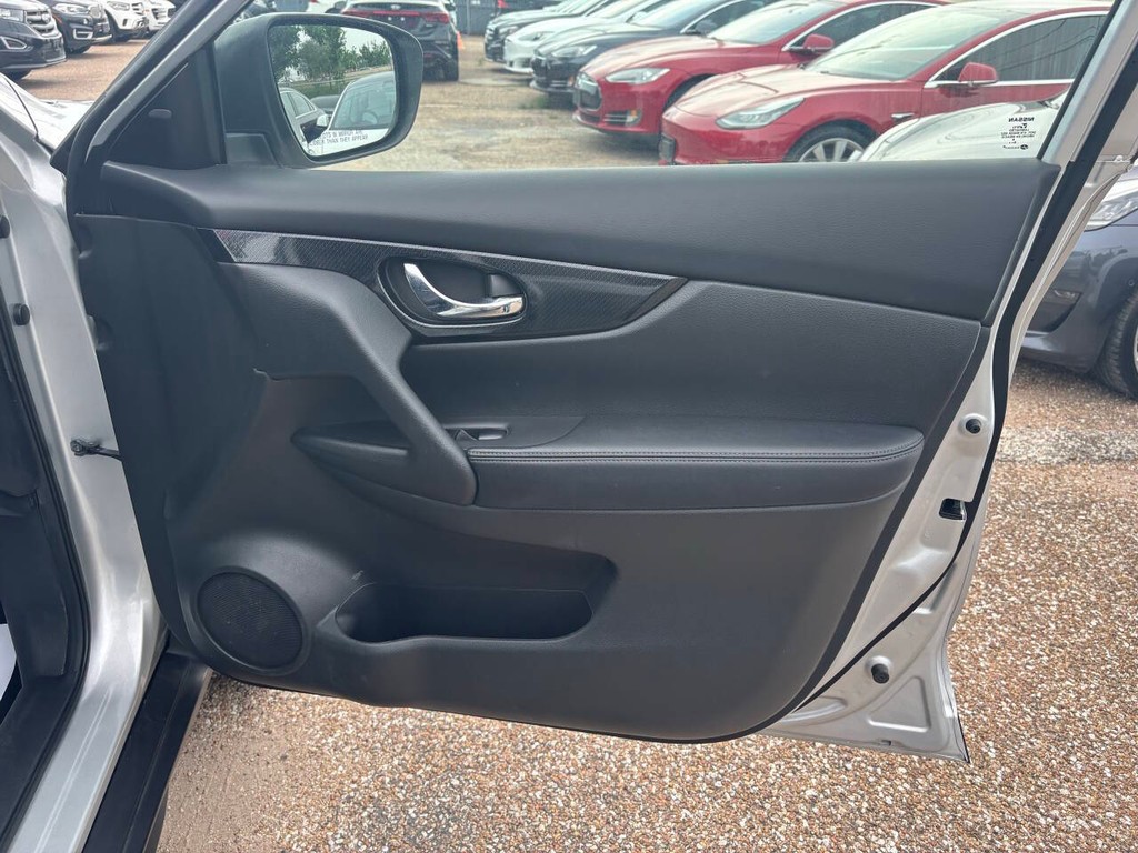 Nissan Rogue Vehicle Full-screen Gallery Image 13