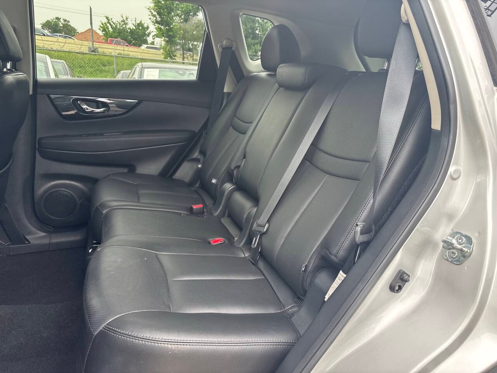 Nissan Rogue Vehicle Full-screen Gallery Image 14