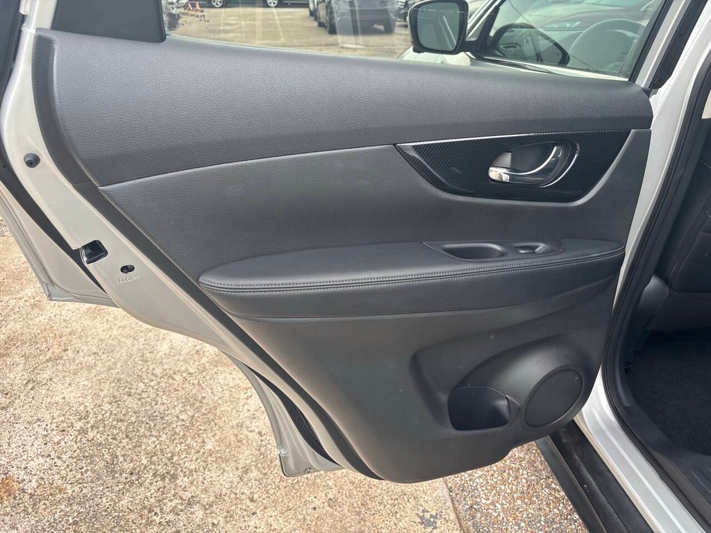 Nissan Rogue Vehicle Full-screen Gallery Image 15