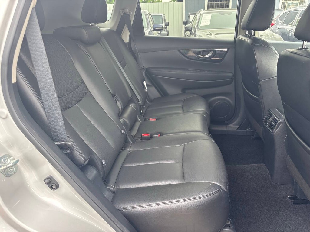Nissan Rogue Vehicle Full-screen Gallery Image 16
