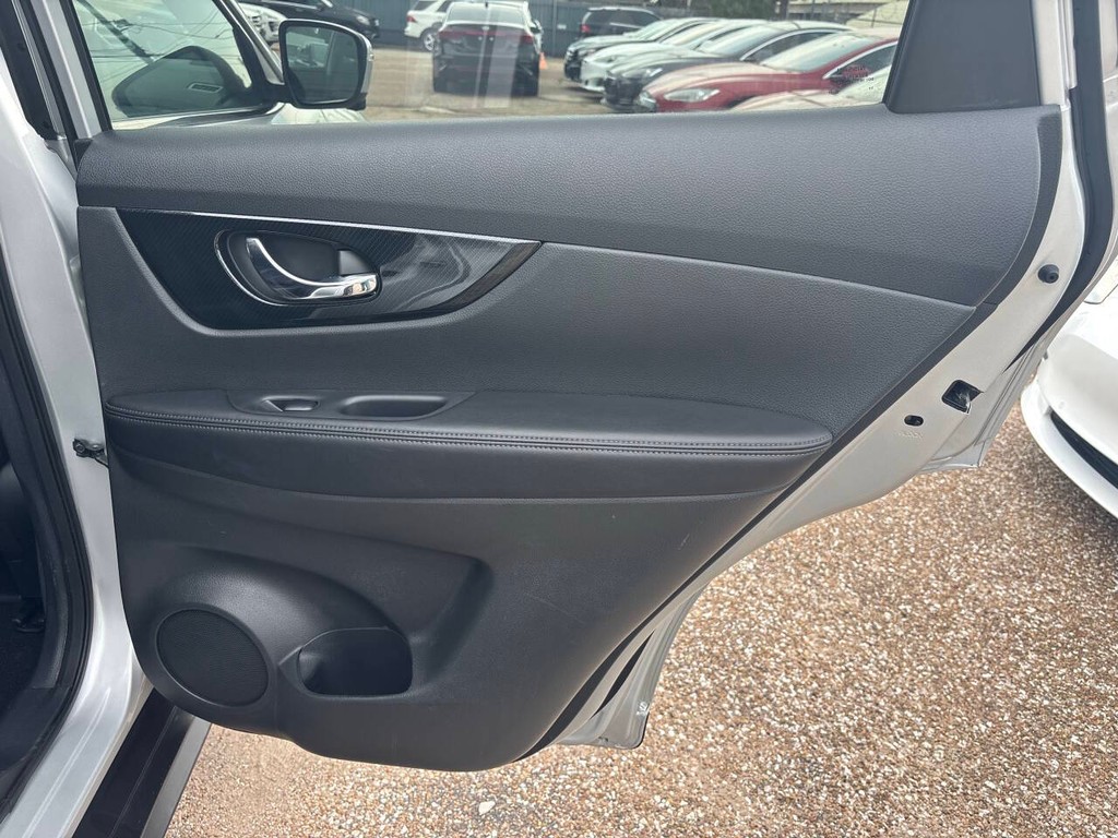 Nissan Rogue Vehicle Full-screen Gallery Image 17