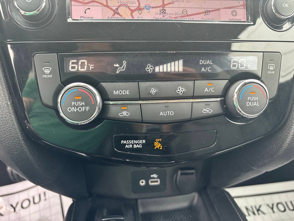Nissan Rogue Vehicle Full-screen Gallery Image 22