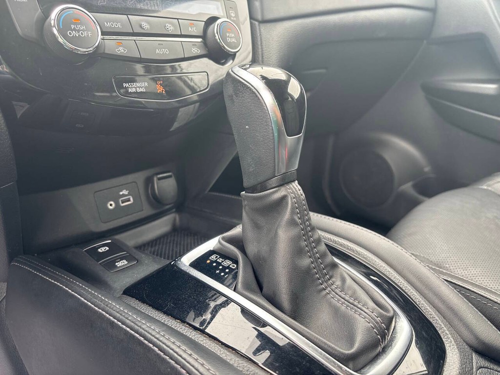 Nissan Rogue Vehicle Full-screen Gallery Image 23