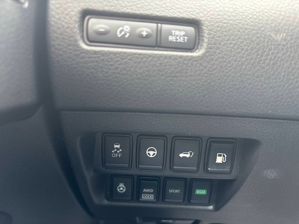 Nissan Rogue Vehicle Full-screen Gallery Image 26