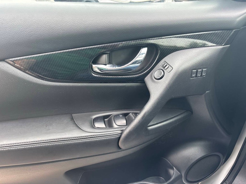 Nissan Rogue Vehicle Full-screen Gallery Image 27