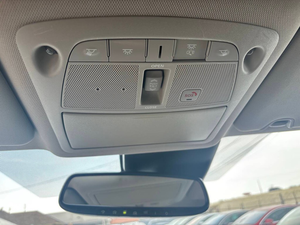 Nissan Rogue Vehicle Full-screen Gallery Image 28
