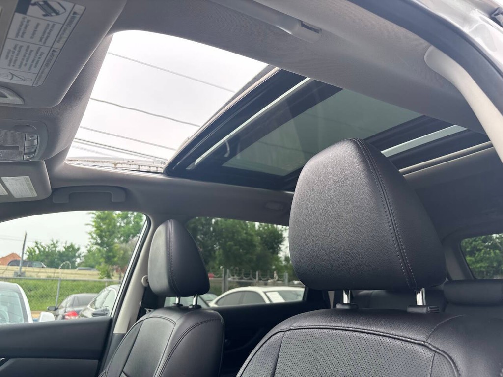 Nissan Rogue Vehicle Full-screen Gallery Image 30