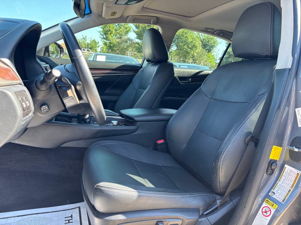 Lexus GS 350 Vehicle Full-screen Gallery Image 09