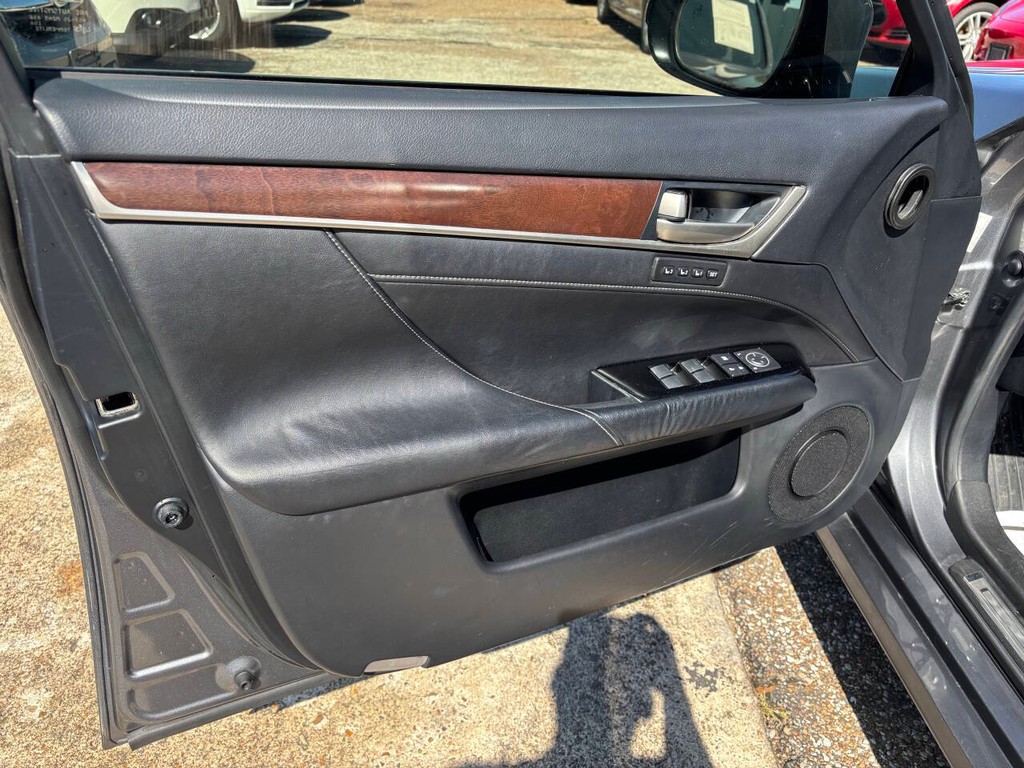 Lexus GS 350 Vehicle Full-screen Gallery Image 10