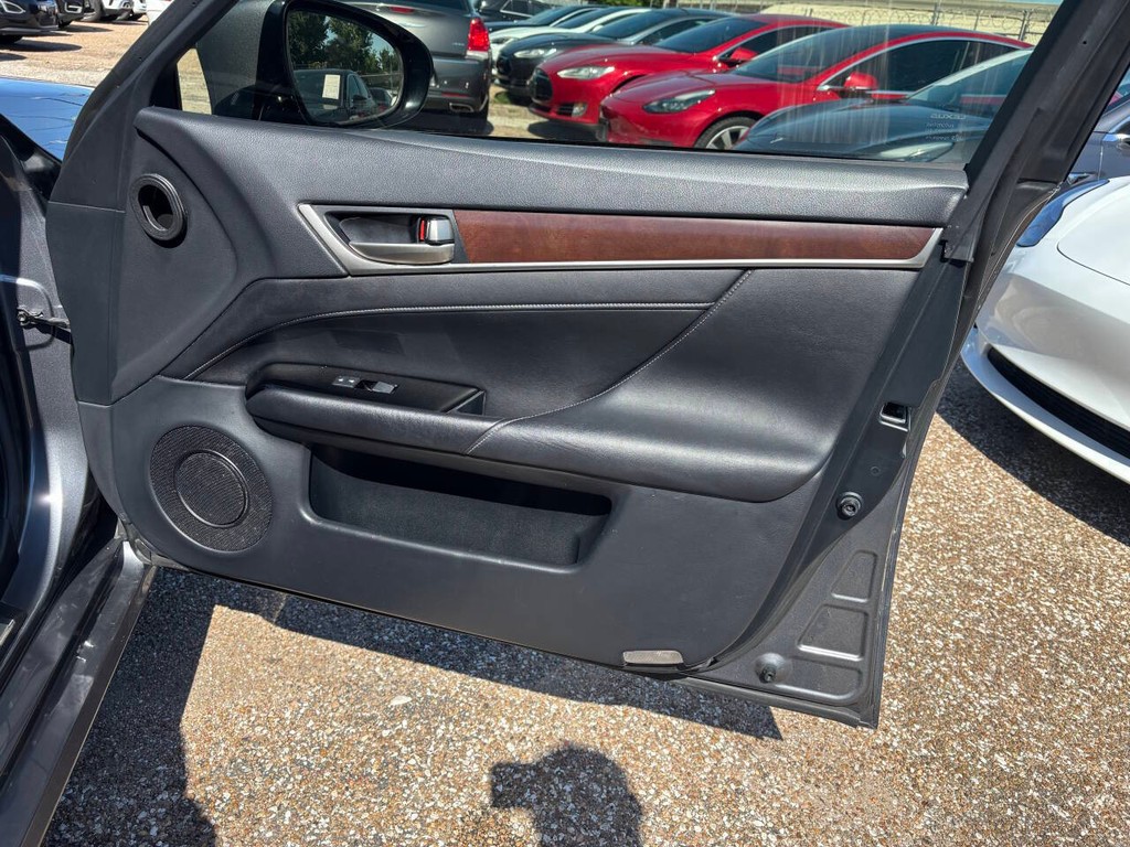 Lexus GS 350 Vehicle Full-screen Gallery Image 12