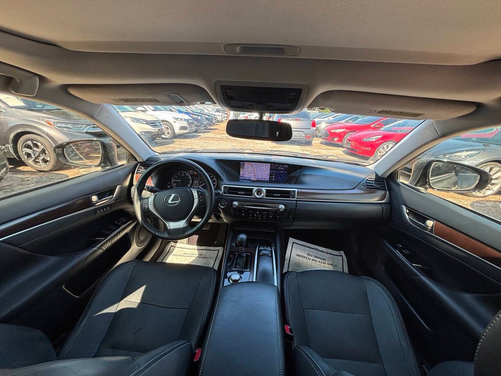 Lexus GS 350 Vehicle Full-screen Gallery Image 17