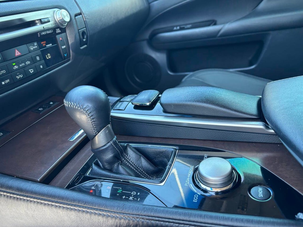 Lexus GS 350 Vehicle Full-screen Gallery Image 22