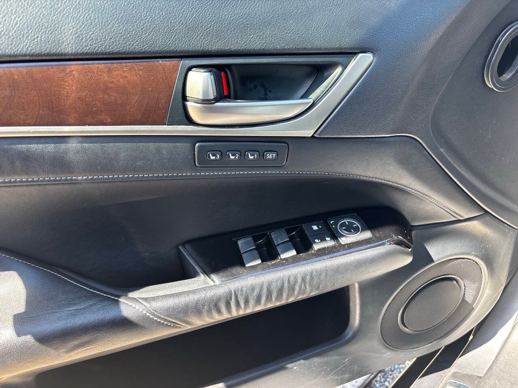 Lexus GS 350 Vehicle Full-screen Gallery Image 26