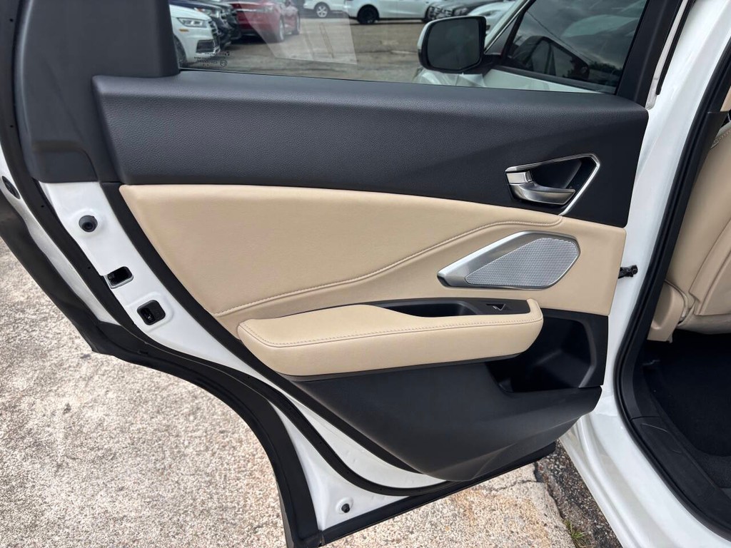 Acura RDX Vehicle Full-screen Gallery Image 15
