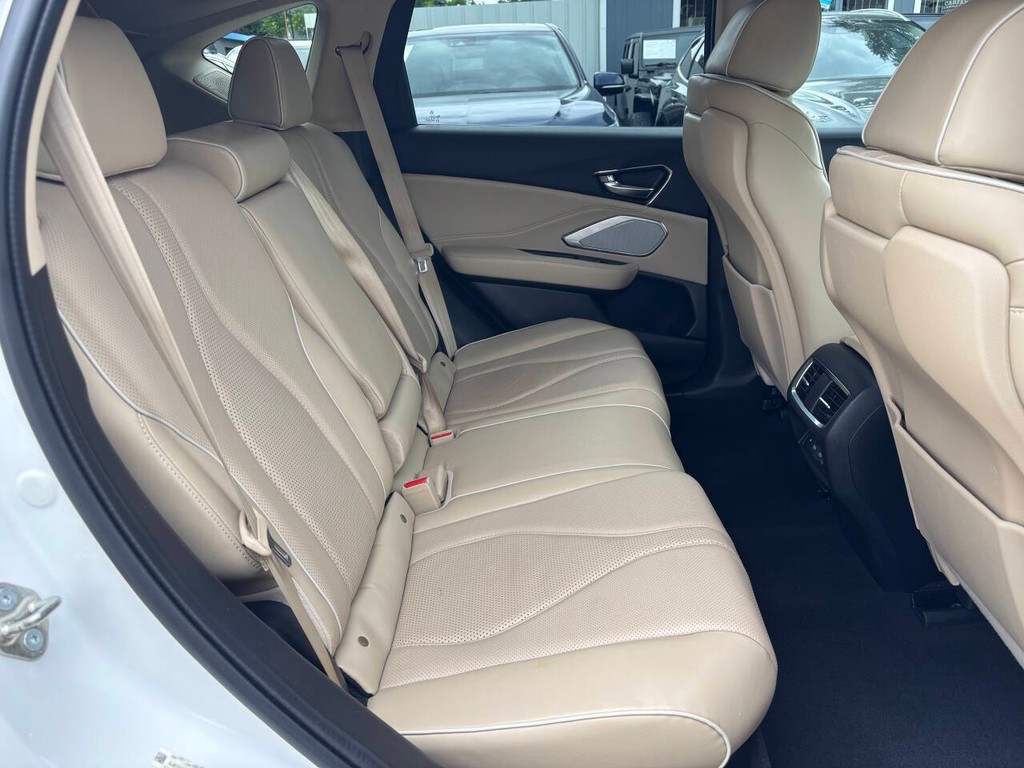 Acura RDX Vehicle Full-screen Gallery Image 16